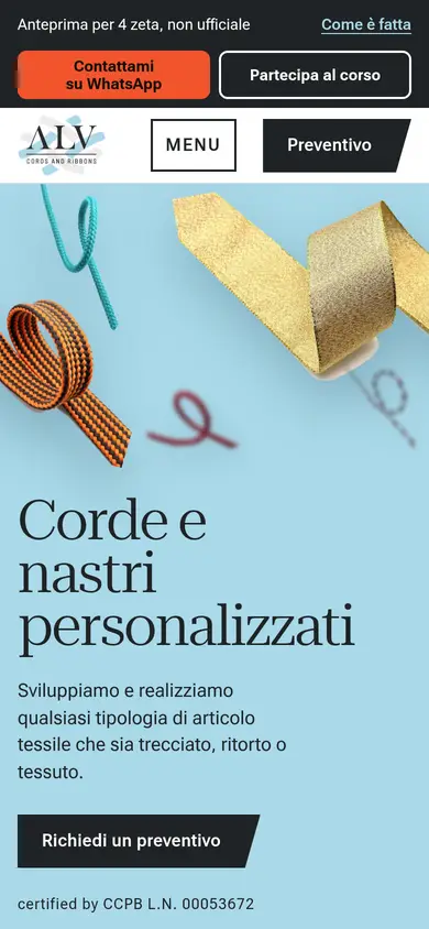 La prima schermata della home rifatta sul telefono: i nastri veri sospesi sull'azzurro e il titolo Corde e nastri personalizzati