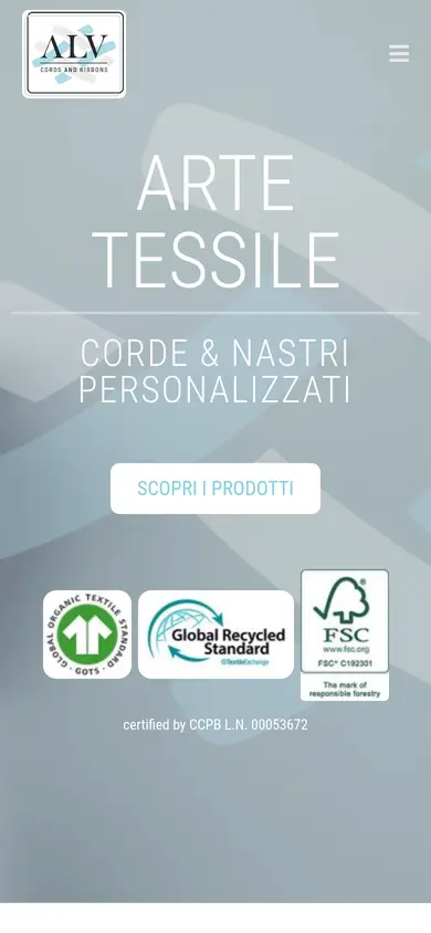 La prima schermata della home di oggi sul telefono: la scritta ARTE TESSILE su un fotogramma del video, i marchi delle certificazioni