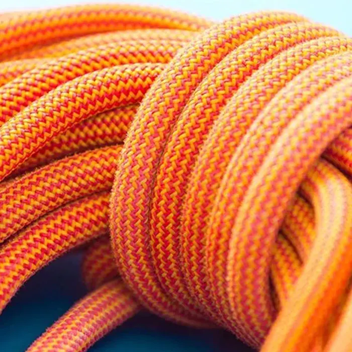 Matassa di corda intrecciata arancio e gialla, da vicino